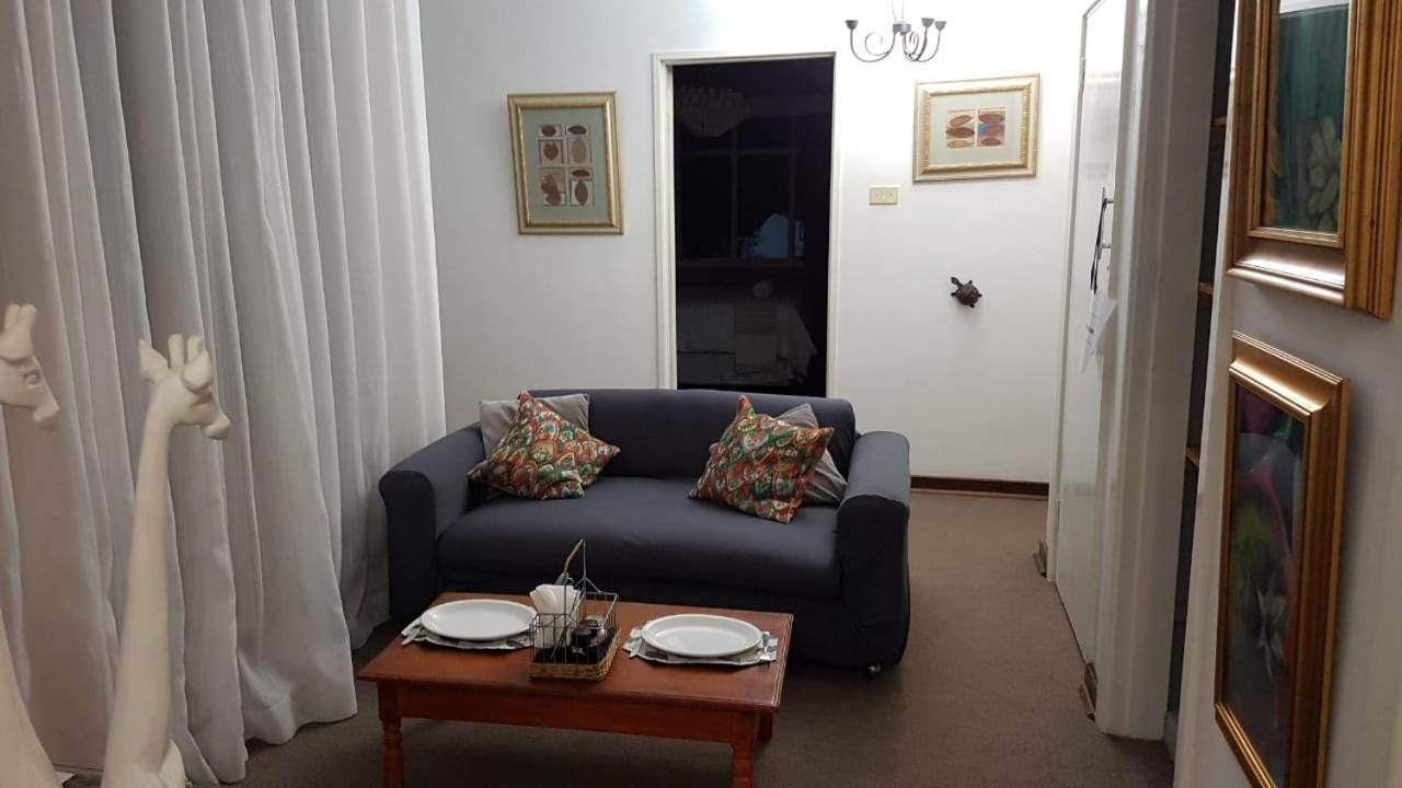 Burnham Road Suite Guest House บูลาวาโย ภายนอก รูปภาพ