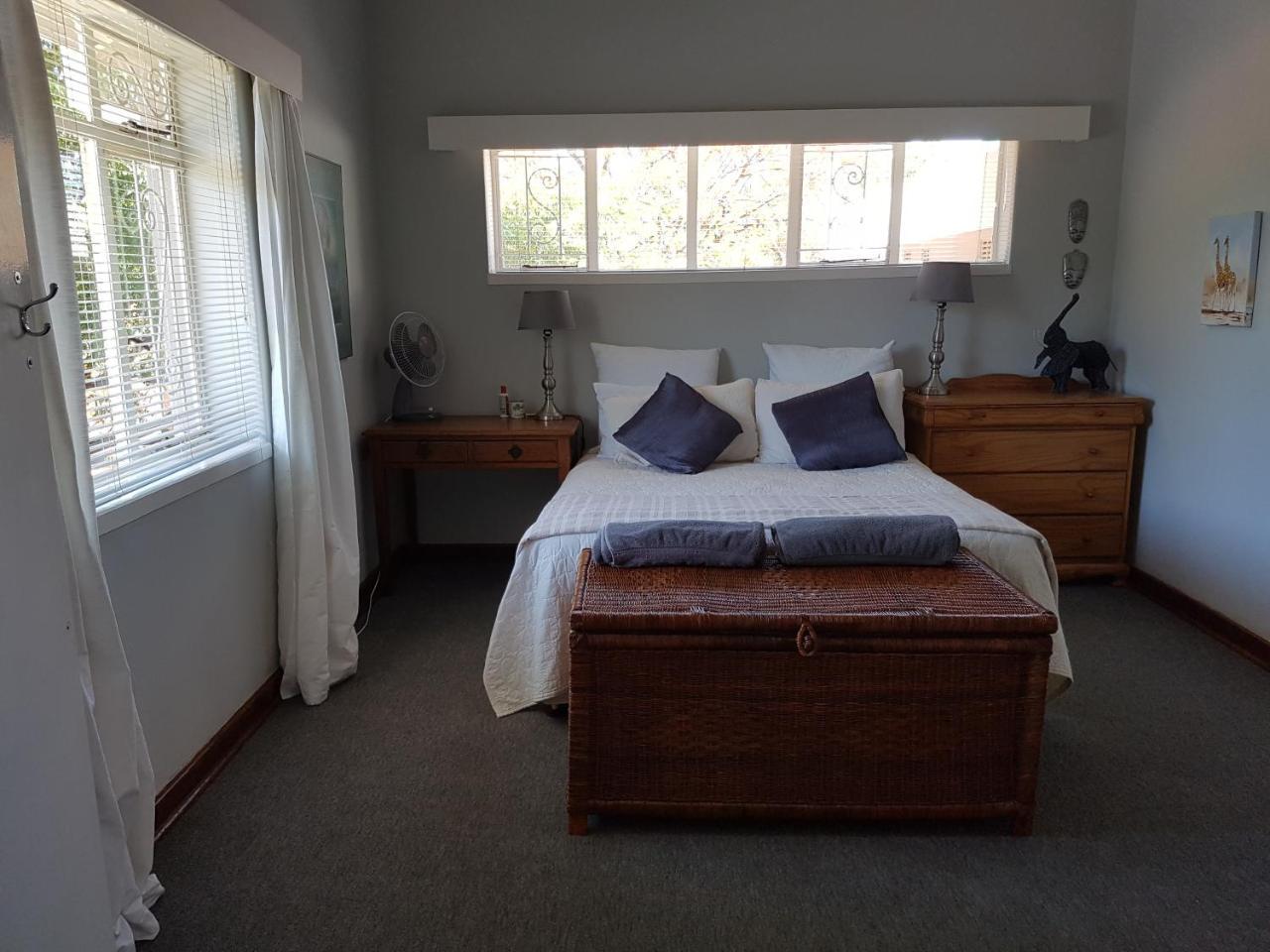 Burnham Road Suite Guest House บูลาวาโย ภายนอก รูปภาพ