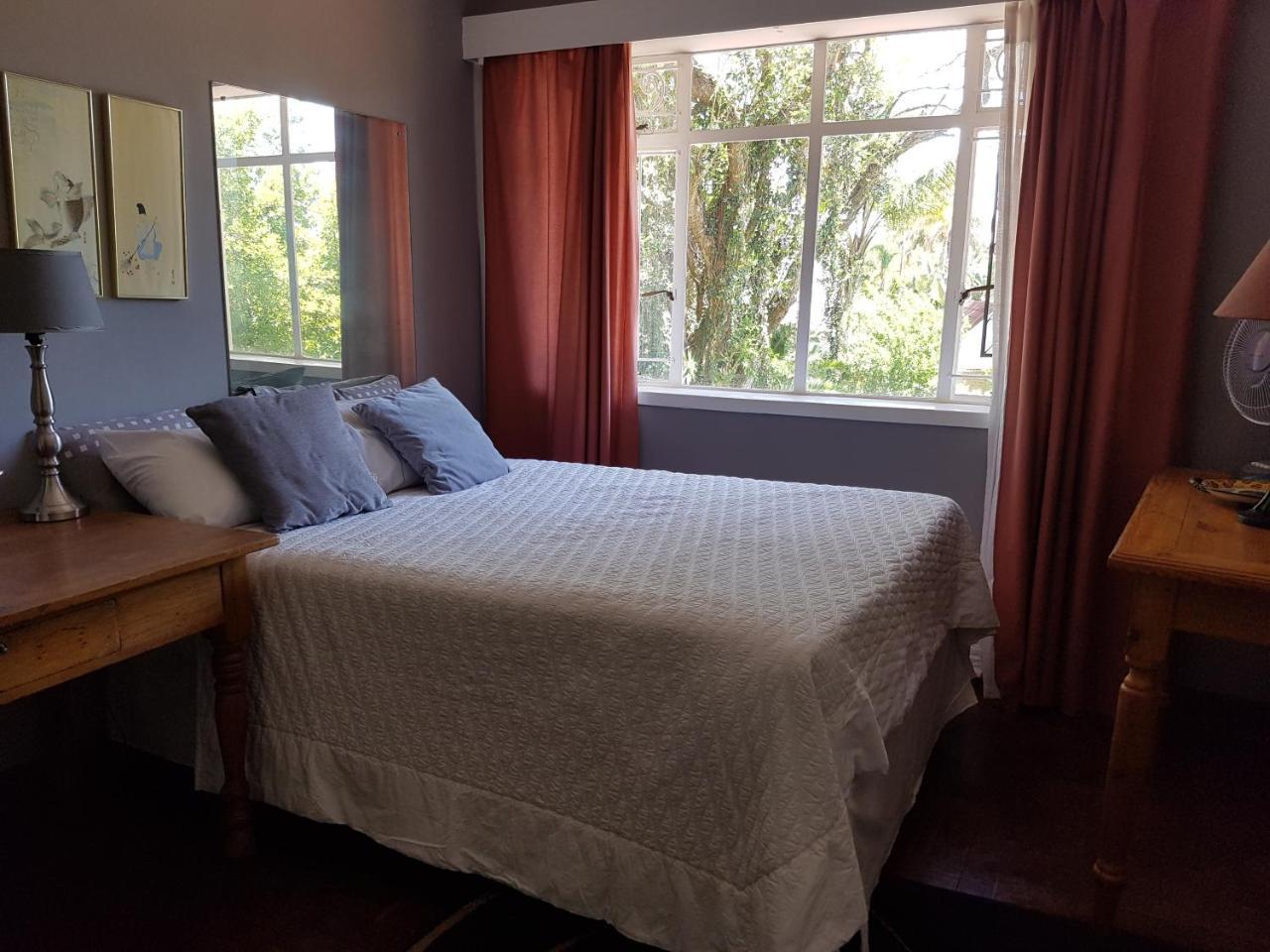 Burnham Road Suite Guest House บูลาวาโย ภายนอก รูปภาพ