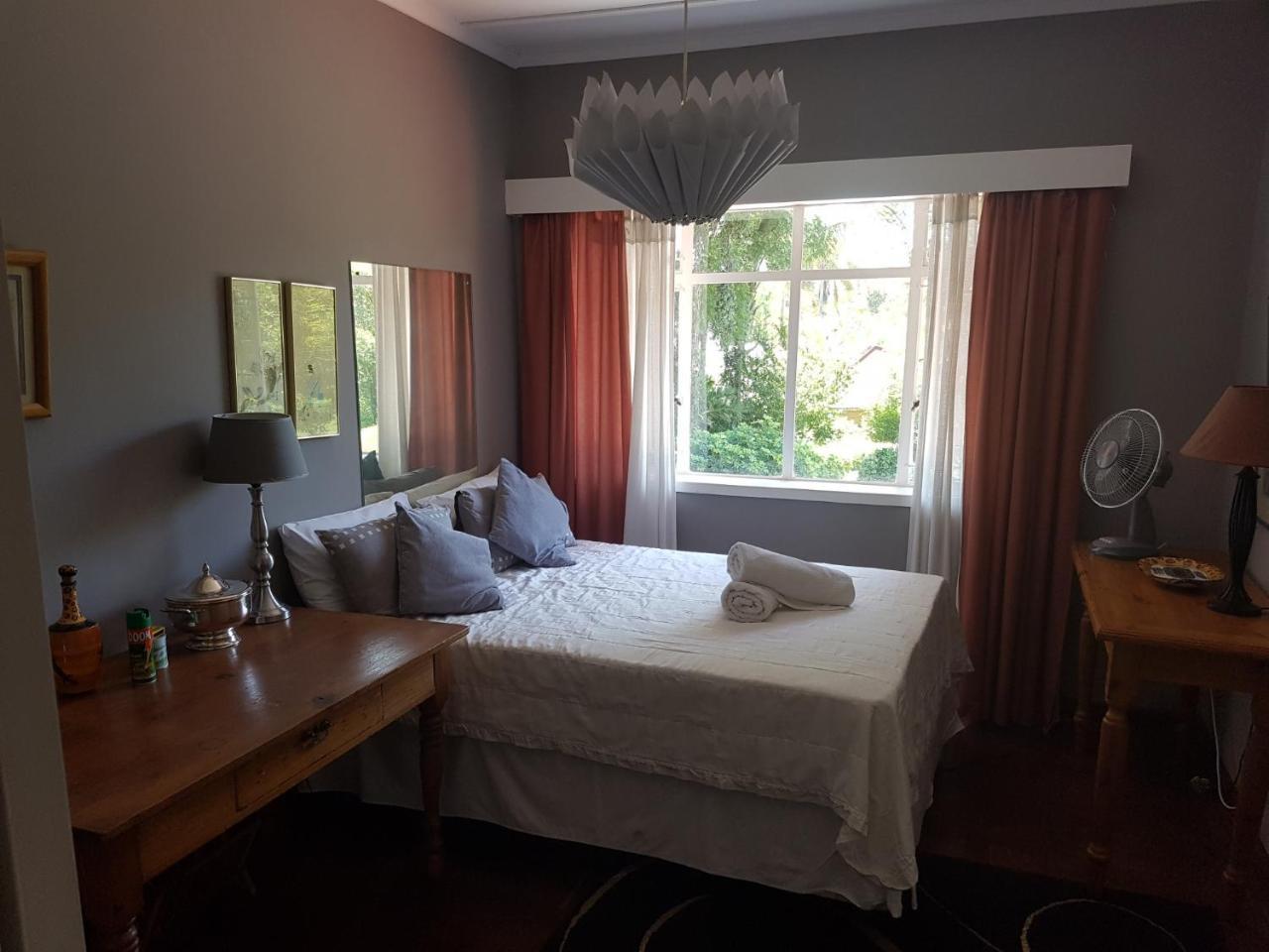 Burnham Road Suite Guest House บูลาวาโย ภายนอก รูปภาพ