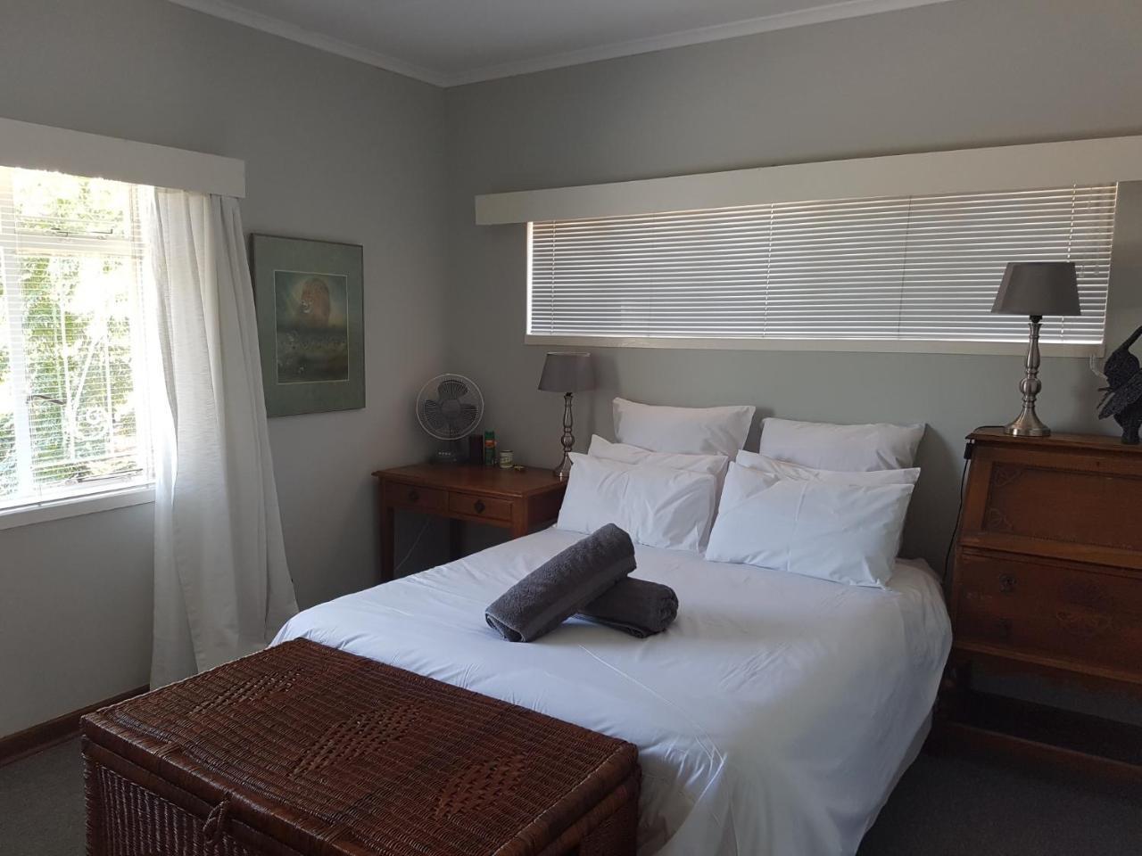 Burnham Road Suite Guest House บูลาวาโย ภายนอก รูปภาพ